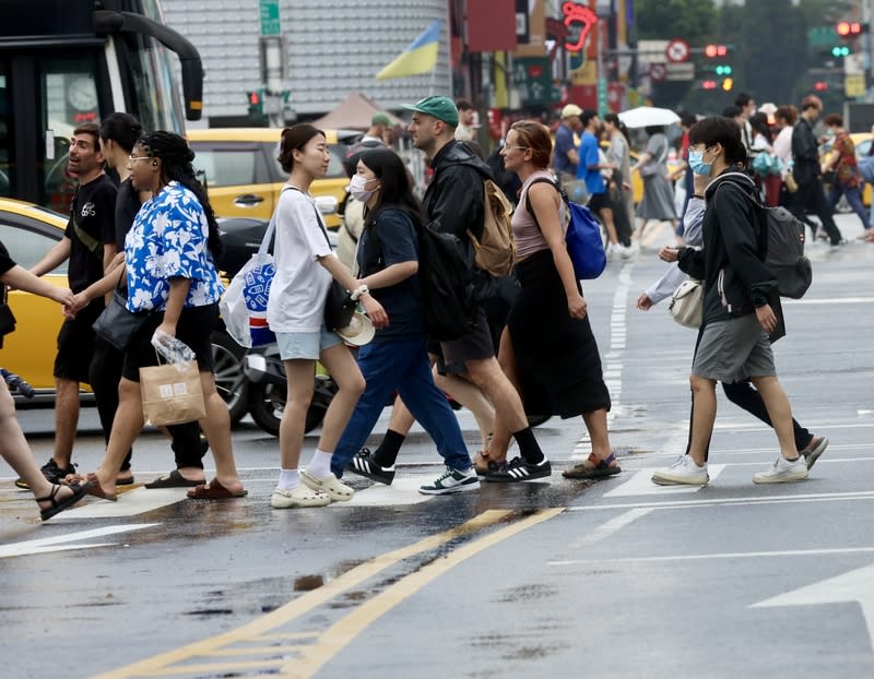 天氣不穩定　台北有陣雨（1） 中央氣象署表示，27日受鋒面及西南風持續影響，天 氣相當不穩定，各地降雨機率高，提醒民眾戶外活 動、行車用路應留意。圖為台北西門町商圈往來人 潮。 中央社記者張皓安攝  113年4月27日 