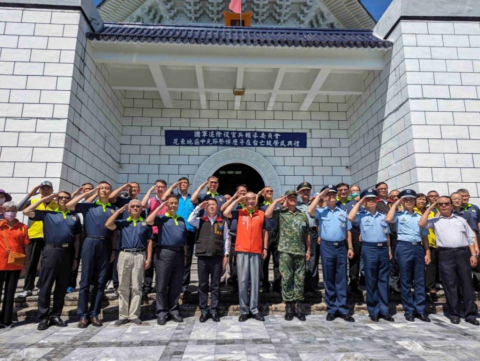 輔導會主委馮世寬率花蓮地區軍政首長至軍人忠靈祠祭悼歷年在臺亡故榮民。(花蓮榮服處提供)