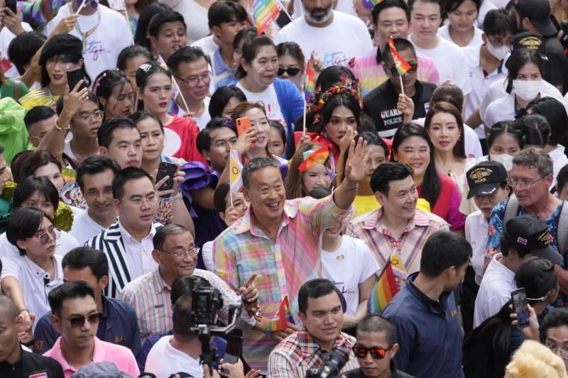 <cite>2024年6月1日，泰國總理賽塔參加曼谷同志遊行。（AP）</cite>
