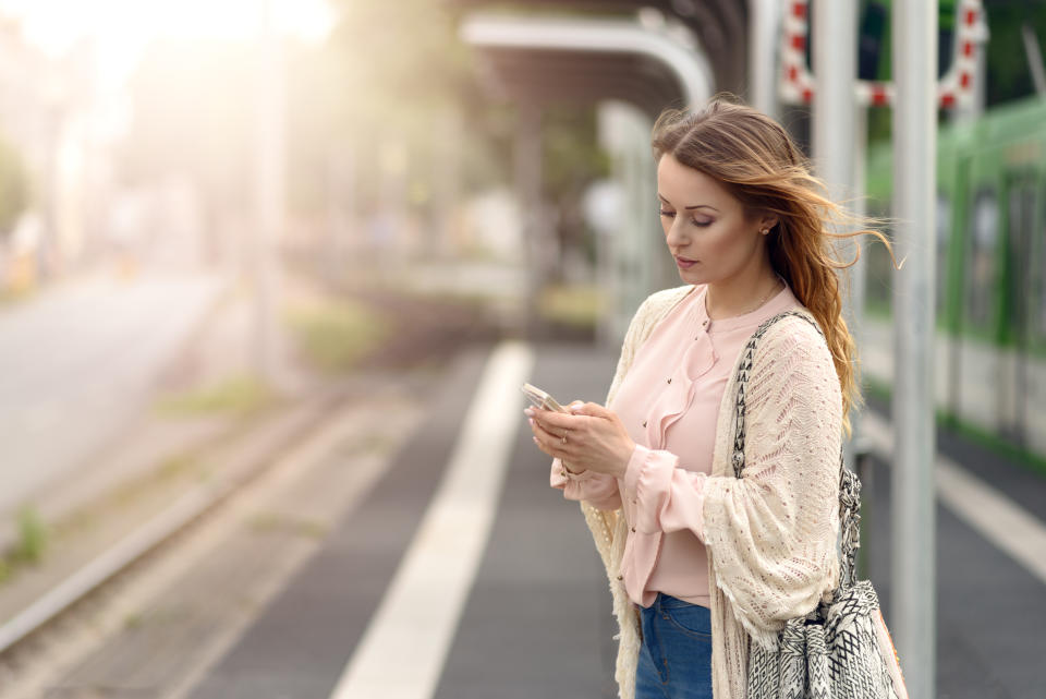 Beim Scrollen ein cooles Outfit entdeckt? Instagram bietet jetzt für Deutschland eine Shopping-Funktion an. (Bild: ddp images/Lars Zahner/Shotshop)