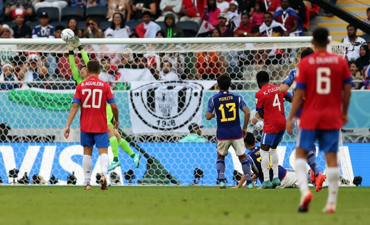 Foto del domingo del futbolista de Costa Rica Keysher Fuller marcando el gol de la victoria sobre Japón