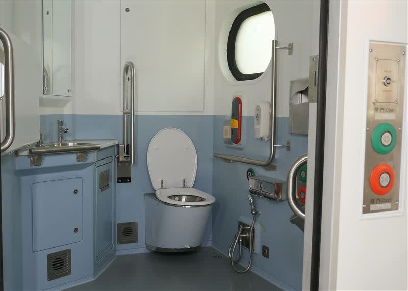 EMU900型電聯車洗手間。（圖／台鐵局提供）