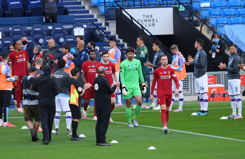 Los jugadores del Manchester City realizan el "pasillo" para homenajear a los futbolistas del Liverpool tras lograr el título de campeón por adelantado de la Liga Premier, en el Etihad Stadium, en Manchester, Inglaterra