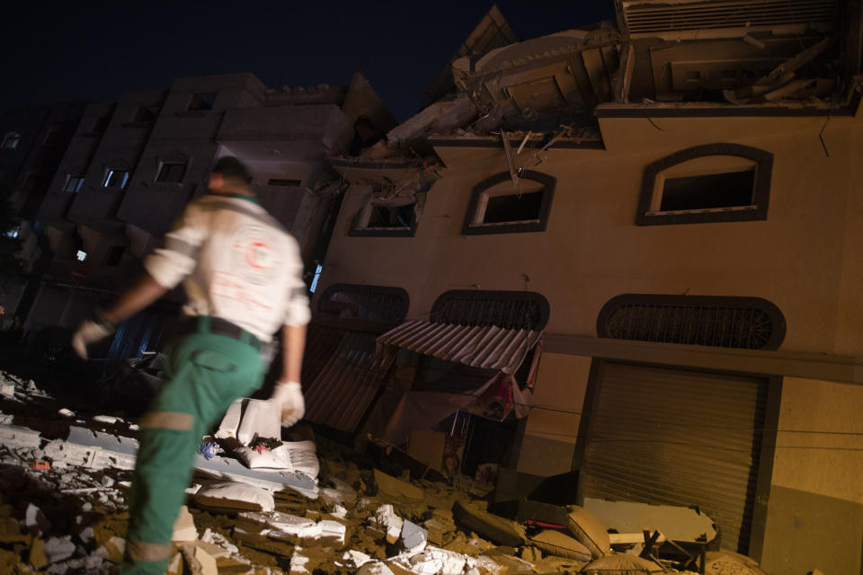 Palestinos revisan el daño que sufrió una casa que fue objetivo de ataques de misiles israelíes en Gaza, el martes 12 de noviembre de 2019. (AP Foto/Khalil Hamra)