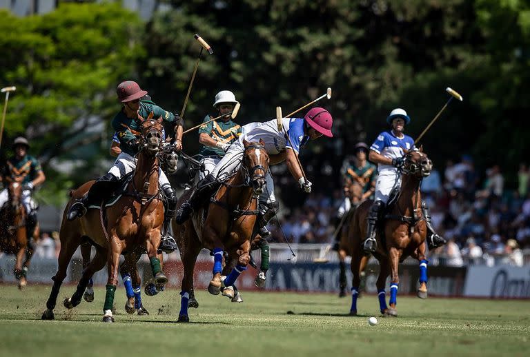 Cappella Barabucci ejecuta un backhander de revés ante Clemente Zavaleta; la fortaleza de la pegada del back suplente es su mayor virtud.