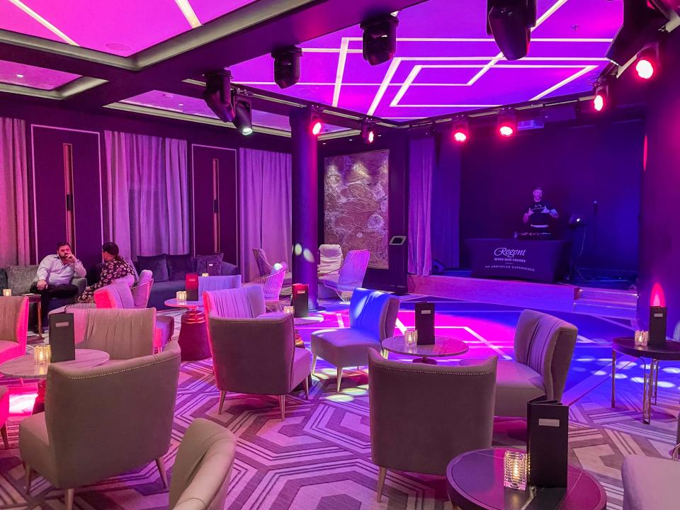 Regent Seven Seas Cruises Grandeur' DJ