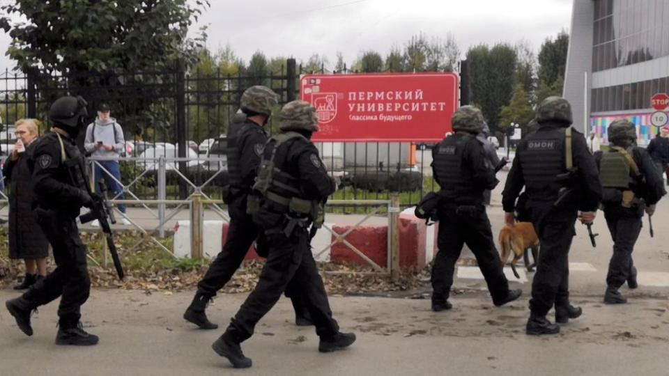 La Guardia Nacional de Rusia entra en el campus de la Universidad de Perm