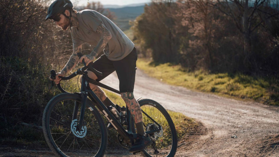 Szepter Core 2 being ridden on a gravel track by a dude in a t-shirt