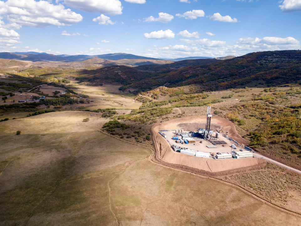 An aerial view of a hydraulic fracturing drill rig in Colorado. (Photo: grandriver via Getty Images)