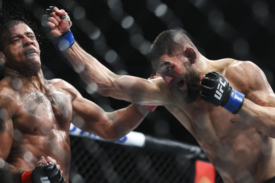 Khamzat Chimaev de Rusia golpea al brasile&#xf1;o Gilbert Burns en su pelea durante un combate de la UFC 273 en Jacksonville, Florida. (Foto: James Gilbert/Getty Images)