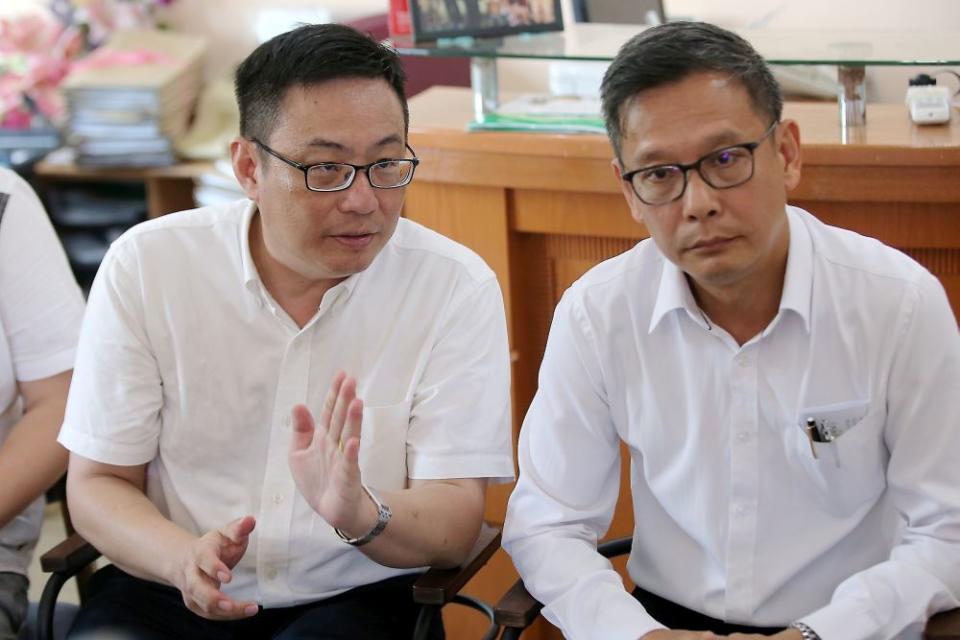 Malim Nawar assemblyman Leong Cheok Keng (left) and Pokok Asam assemblyman Leow Thye Yih speak to reporters during a press conference in Ipoh September 11, 2019. — Picture by Farhan Najib