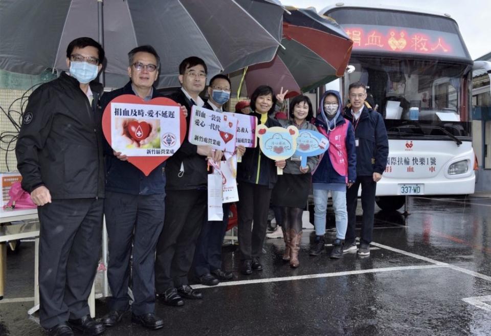 台電公司新竹區處發起捐血活動，邀請台鐵新竹站共襄盛舉，十五日於新竹火車站前停車場辦理捐血活動，鼓勵員工也號召民眾一起挽袖捐熱血。（記者曾芳蘭攝）