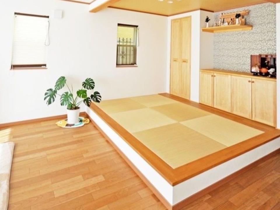 ▲居家裝潢中，透過簡易墊高木地板與榻榻米坐蓆，也能營造簡易和室空間感。久寬家提供
