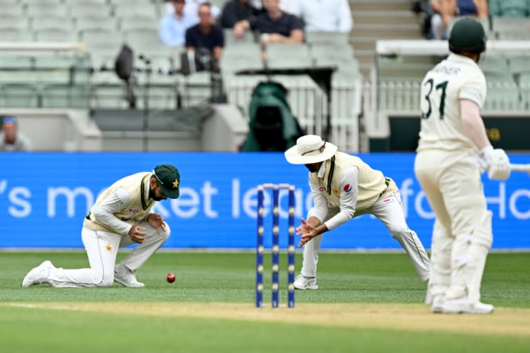 Pakistan's Abdullah Shafique (L) drops a catch from Australian batsman David Warner (R) (William WEST)