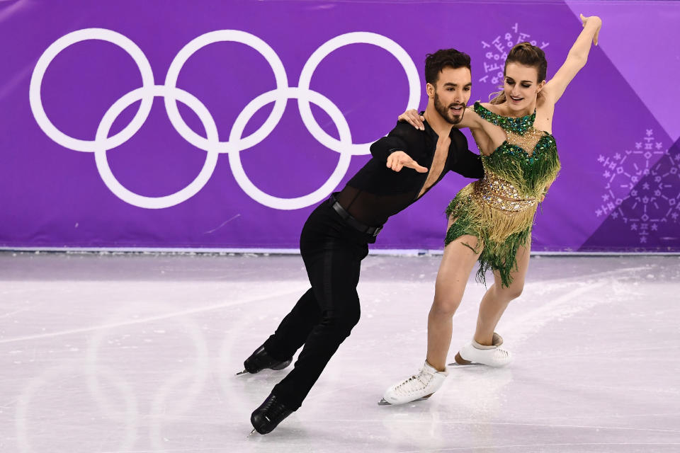 <p>France’s Gabriella Papadakis and France’s Guillaume Cizeron compete in the ice dance short dance of the figure skating event during the Pyeongchang 2018 Winter Olympic Games at the Gangneung Ice Arena in Gangneung on February 19, 2018. / AFP PHOTO / ARIS MESSINIS </p>