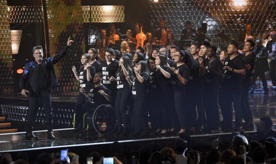 En esta foto del 16 de noviembre del 2017, Alejandro Sanz, honrado como Persona del Año, canta acompañado por "dreamers" en la 18a entrega anual de los Latin Grammy, en Las Vegas. (Foto por Chris Pizzello/Invision/AP, Archivo)