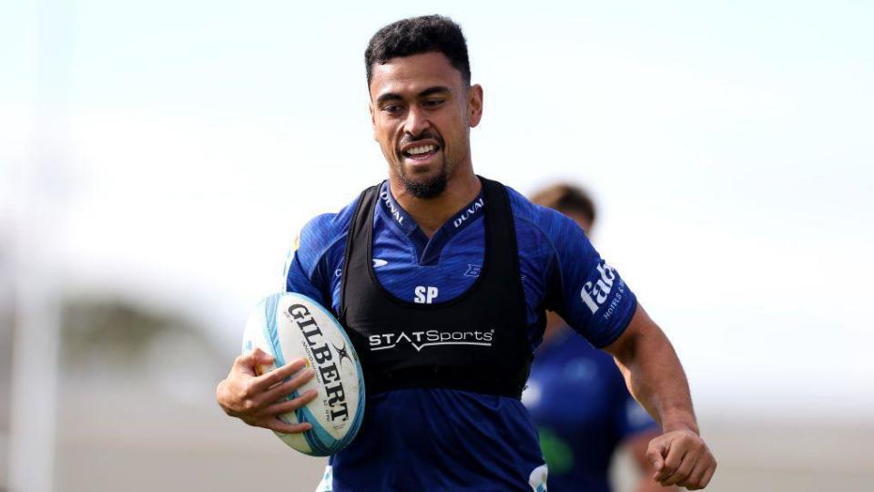  Stephen Perofeta running with the ball in training