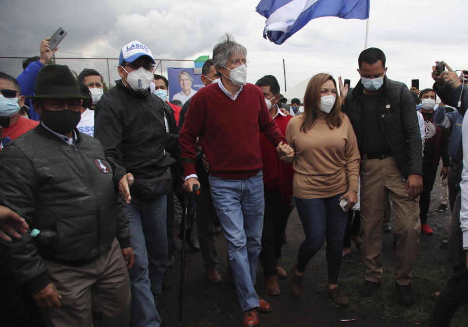 El candidato presidencial Guillermo Lasso del partido Creando Oportunidades o CREO, llega a una reunión durante la campaña electoral en Quito, Ecuador, el martes 16 de marzo de 2021. (AP Foto/Dolores Ochoa)