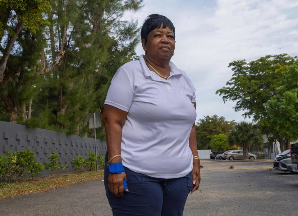 Robin Gore en el estacionamiento de su nuevo apartamento en Miami Gardens. Se vio obligada a mudarse del apartamento donde había vivido durante 20 años después de que su hijo muriera por disparos el verano pasado.