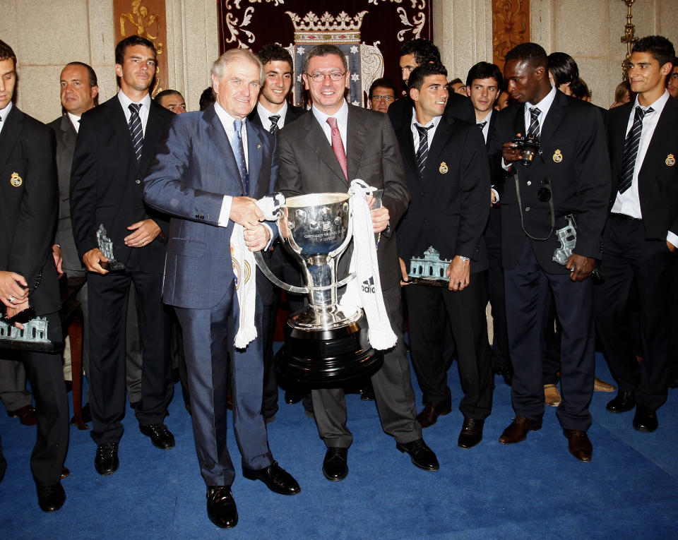 Reyes and Real Madrid are joined by then-president Ramon Calderon (L) to celebrate the 30th Primera Liga title at Ayuntamiento de Madrid on June 18, 2007 in Madrid, Spain (Photo by Angel Martinez/Real Madrid via Getty Images)