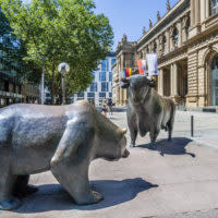 Bullenmarkt und Bärenmarkt: Bulle und Bär stehen symbolisch für steigende und fallende Börsenkurse.