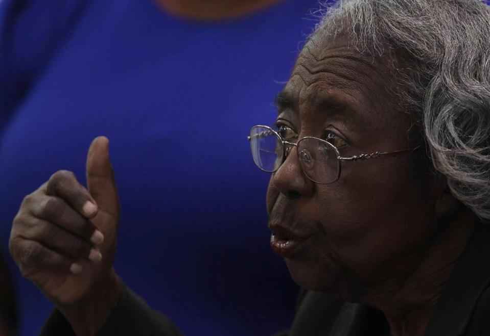 La Dra. Enid Pinkney, historiadora, habla durante una conferencia de prensa para informar al público sobre el plan de Hialeah para incorporar la zona industrial de Brownsville el lunes 24 de abril de 2023 en Brownsville Church of Christ en Miami. La zona incluye naves industriales y también viviendas y la iglesia.