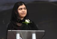 Sie ist die jüngste Preisträgerin in der Geschichte des Nobelpreises: Malala Yousafzai. Im Alter von 17 Jahren wurde der Pakistanerin 2014 der Friedensnobelpreis verliehen. Bekannt wurde sie zwei Jahre zuvor, als Taliban ihr in den Kopf schossen, weil sie sich in ihrer Heimat für Bildung von Mädchen und Frauen eingesetzt hatte. Sie überlebte wie durch ein Wunder und engagiert sich seitdem für Kinderrechte. (Bild: Dan Kitwood/Getty Images)