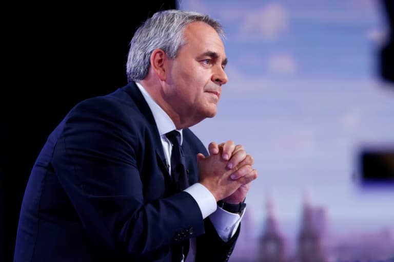 Le président de la région Hauts de France, et candidat à l'élection présidentielle de 2022, sur le plateau de France 2 à Paris, le 30 septembre 2021 
 region and candidate for the 2022 French presidential election Xavier Bertrand listens to a question as he participates in a news broadcast of France 2 TV channel in Paris, on September 30, 2021.Xavier Bertrand, hostile to any primary on the right, now pleads for 