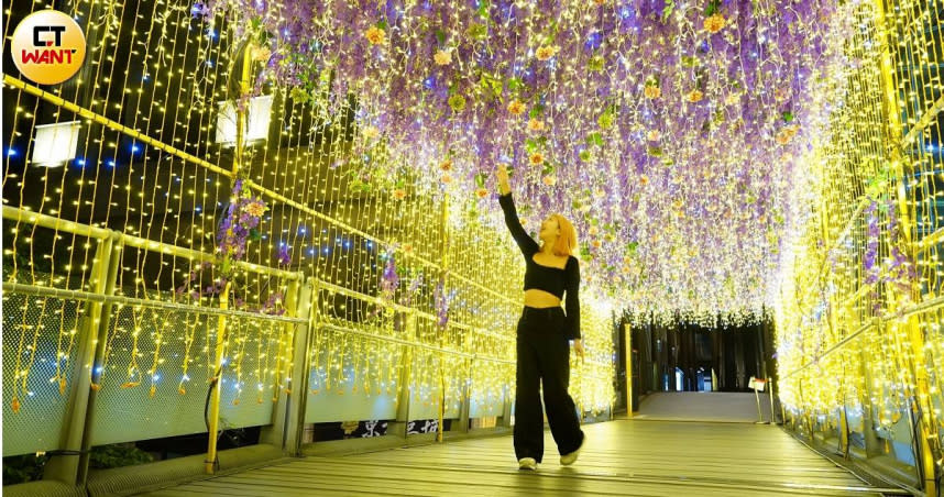 位於新站天橋的「紫藤精靈光廊」首度融合花花世界元素，以超過20萬顆燈串打造璀璨街道。（圖／魏妤靜攝，以下同）