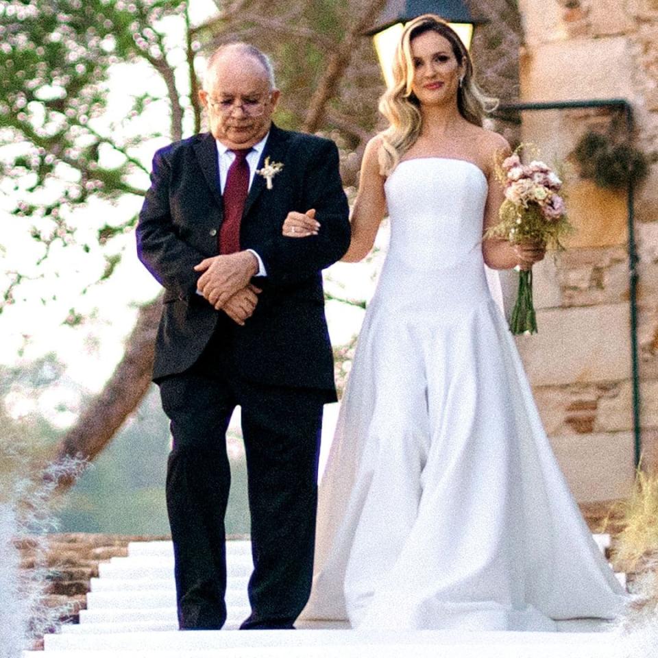 Rebecca Lima llegando al altar con su padre