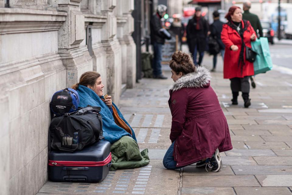 Tilly Scott, an outreach worker, chatting with Cat Thorne (Daniel Hambury/@stellapicsltd)