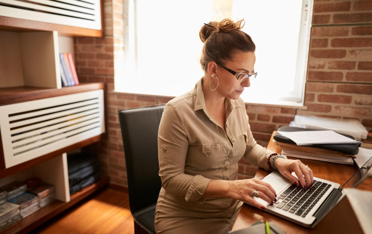 A woman researching the flat income tax in her state.