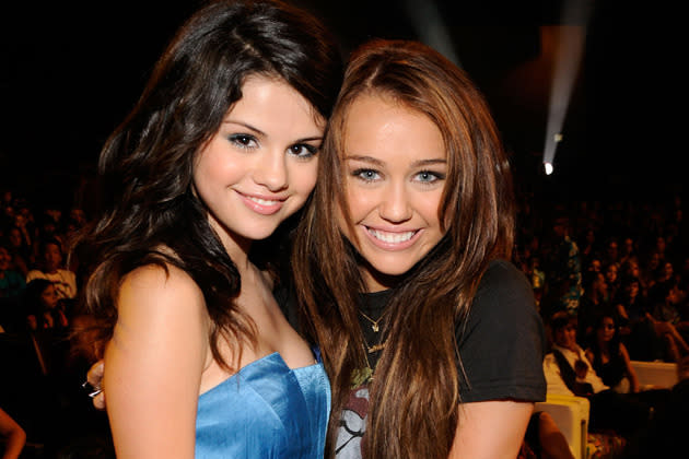Miley Cyrus e Selena Gomez chegaram a trabalhar juntas no início da carreira, mas nunca foram amigas. Depois que as duas se apaixonaram, e saíram com o mesmo homem (Nick Jonas do Jonas Brothers), então, a coisa só piorou. Miley Cyrus já fez vídeo ironizando a rival, já fez piada sobre Selena Gomez em seus shows e vira e mexe alfineta a ex-namorada de Justin Bieber. Já Selena Gomez é mais discreta e tenta minimizar a situação. “Nós nunca brigamos. Nós duas gostávamos do mesmo cara quando tínhamos 16 anos. Foi igualzinho à Hilary Duff e à Lindsay Lohan: ‘Ai, meu Deus, gostamos do mesmo cara!’ Agora estamos completamente resolvidas em nossas próprias vidas”, disse ela em recente entrevista à revista “W”. (Foto: Getty Images)