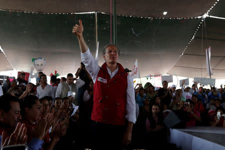 Alfredo del Mazo of Institutional Revolutionary Party (PRI), candidate for governor of the State of Mexico, gives a thumbs up to the audience during his electoral campaign in Ecatepec in State of Mexico, Mexico May 18, 2017. Picture taken on May 18, 2017. REUTERS/Carlos Jasso