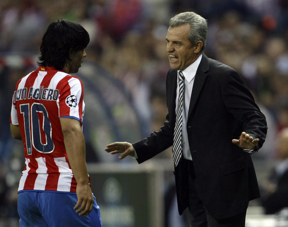 Javier Aguirre dando indicaciones a Sergio 'Kun' Agüero. (REUTERS/Andrea Comas)