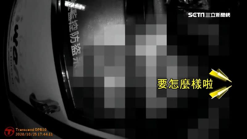 遊覽車駕駛不斷朝警方辱罵，大嗆「開單沒關係」。