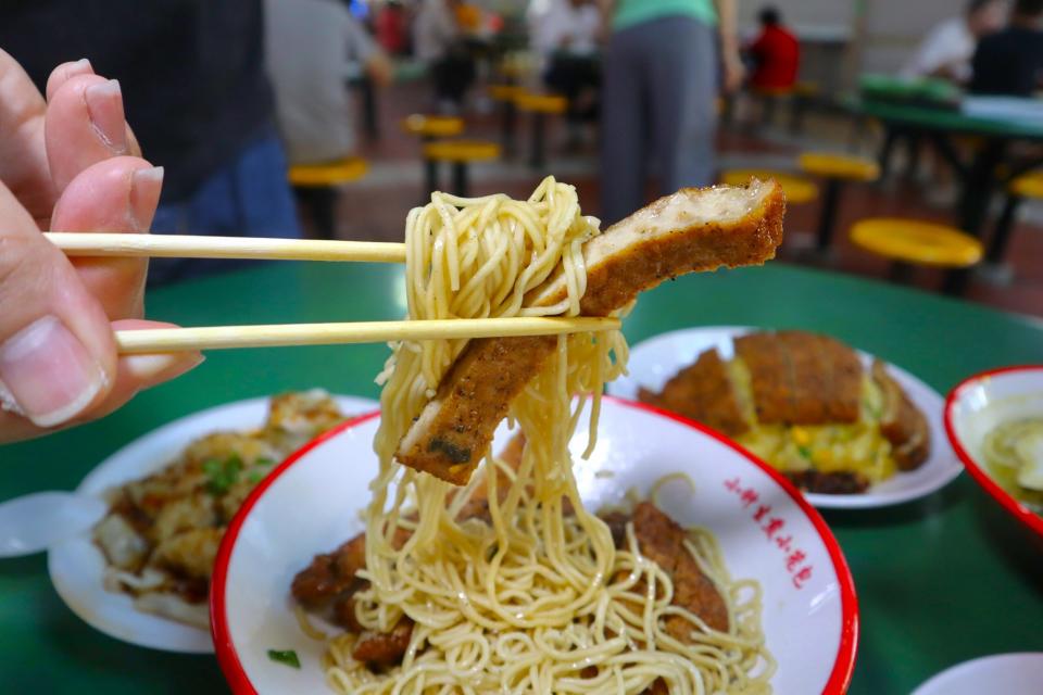 jiang nan wei dao - pork chop w noodles closeup