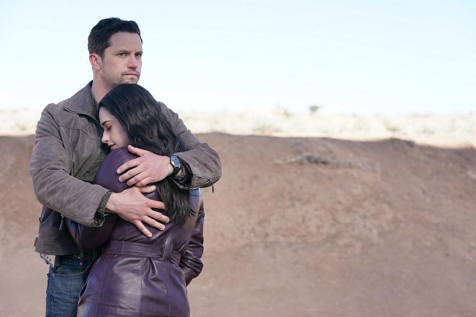 Roswell, New Mexico -- “How’s it Going to Be” -- Image Number: ROS413b_0020_r -- Pictured (L - R): Nathan Dean as Max Evans and Jeanine Mason as Liz Ortecho -- Photo: Michael Moriatis/The CW -- © 2022 The CW Network, LLC. All Rights Reserved.