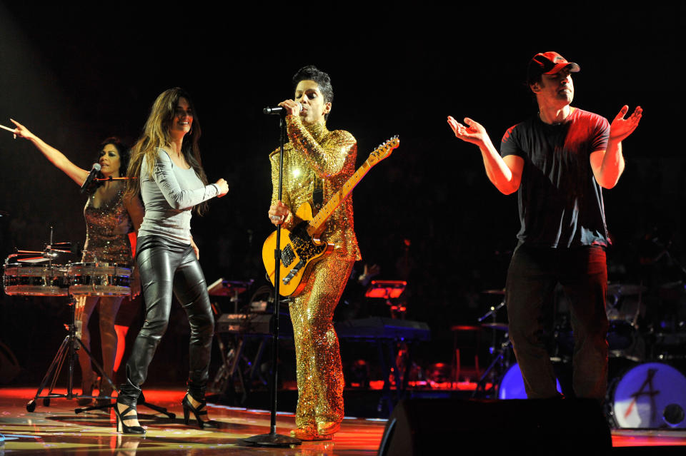 Javier and Penelope dance on stage next to Prince