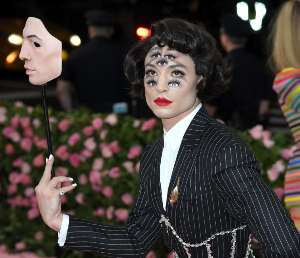 <p>L’acteur Ezra Miller remporte la palme de la tenue la plus flippante, avec ce masque et ce maquillage avec 3,5 paires d’yeux. (crédit Getty) </p>