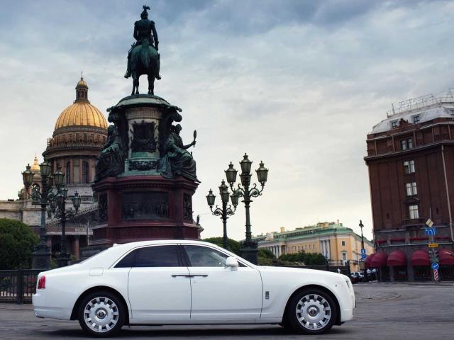 You Can Still Buy a New Rolls-Royce in Russia, Nearly a Year After  Sanctions Hit