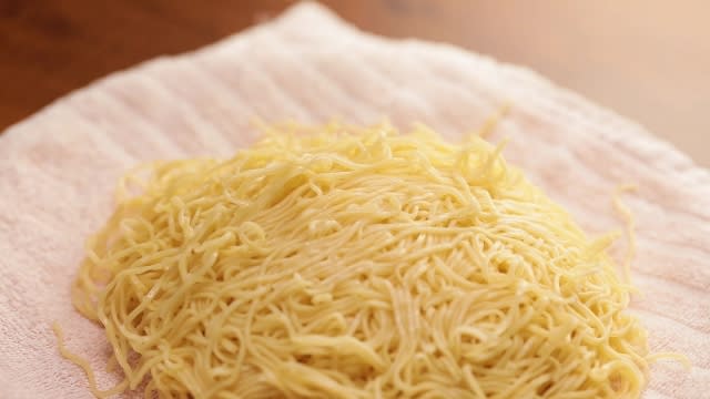 Drying noodles on a kitchen cloth