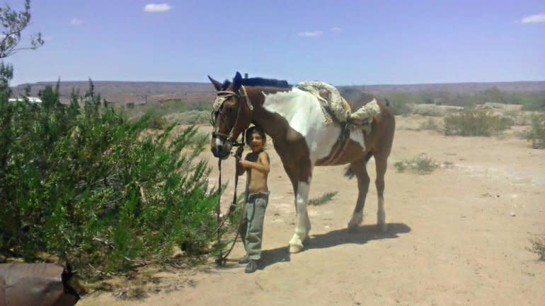 Daniel junto a su caballo “Santo”.(Diario La Mañana de Neuquén)