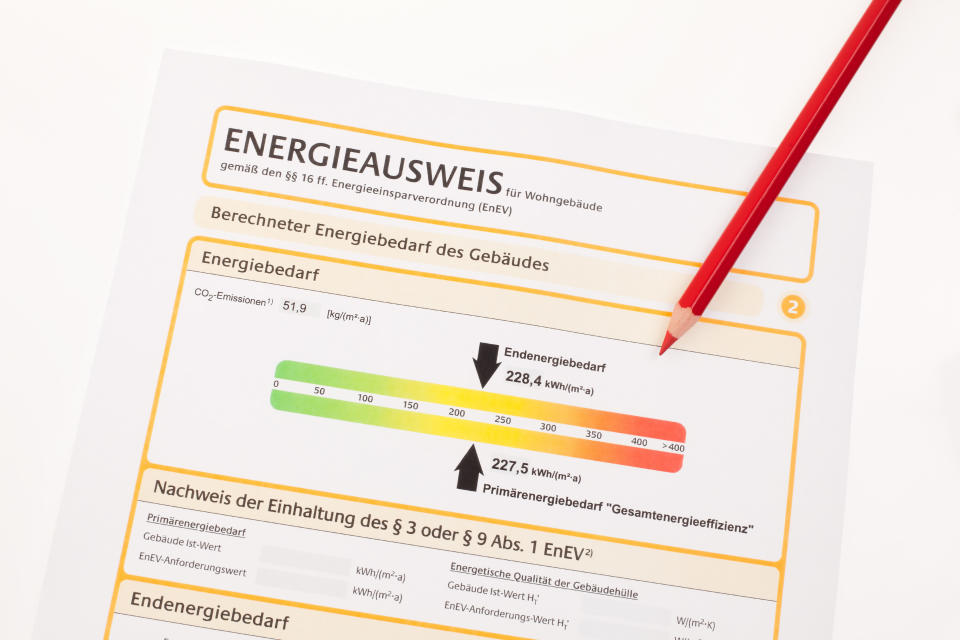 <p>CVC Capital Partners verkauft im Juli seinen Mehrheitsanteil am Energieeffizienzdienstleister Ista an die Cheung Kong Property Holdings Limited mit Sitz in Hongkong. Ista ist nach eigenen Angaben einer der weltweit führenden Immobiliendienstleister zur Erhöhung der Energieeffizienz von Gebäuden. Die Übernahme hatte insgesamt ein Volumen von 3,7 Milliarden Euro. </p>