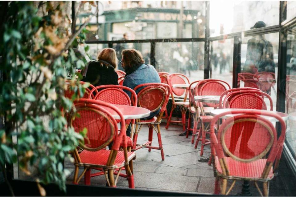 Derechos del consumidor: Personas sentadas en un restaurante Foto: Pexels/Anna Urlapova