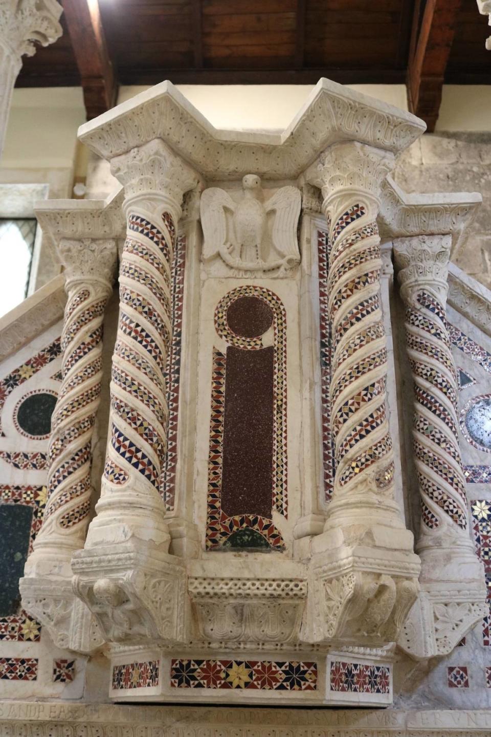 Antiguas lozas y cerámicas de multitud de colores adornan el interior de la iglesia de Alba Fucens.