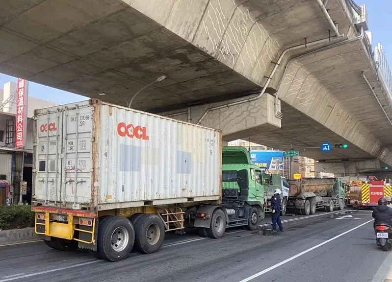 高雄鳳山貨櫃車猛撞等紅燈砂石車、大貨車！ 2駕駛傷一度受困車