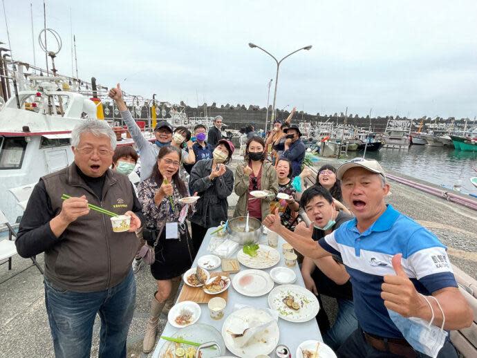 ▲漁港餐桌上菜。(圖/樊徳惠攝)