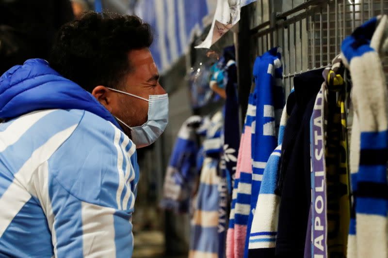 Foto del miércoles de un hincha homenajeando a Diego Maradona fuera del estadio del Napoli.