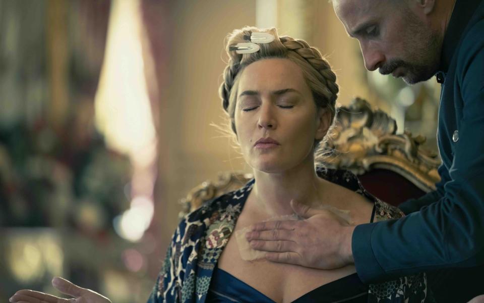 Kanzlerin Elena Vernham (Kate Winslet) bekommt mal wieder eine Behandlung von ihrem Vertrauten und ehemaligen Bodyguard Herbert Zubak (Matthias Schoenaerts). Der überzeugt die hypochondrische Regierungschefin von einer ziemlich schrägen Variante der Naturheilkunde.  (Bild: © Home Box Office, Inc. all rights reserved. )